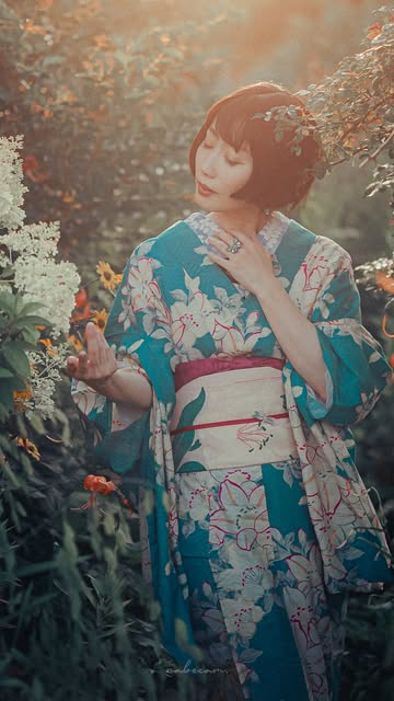 やわらかな光の中で、青い浴衣をまとった人物。